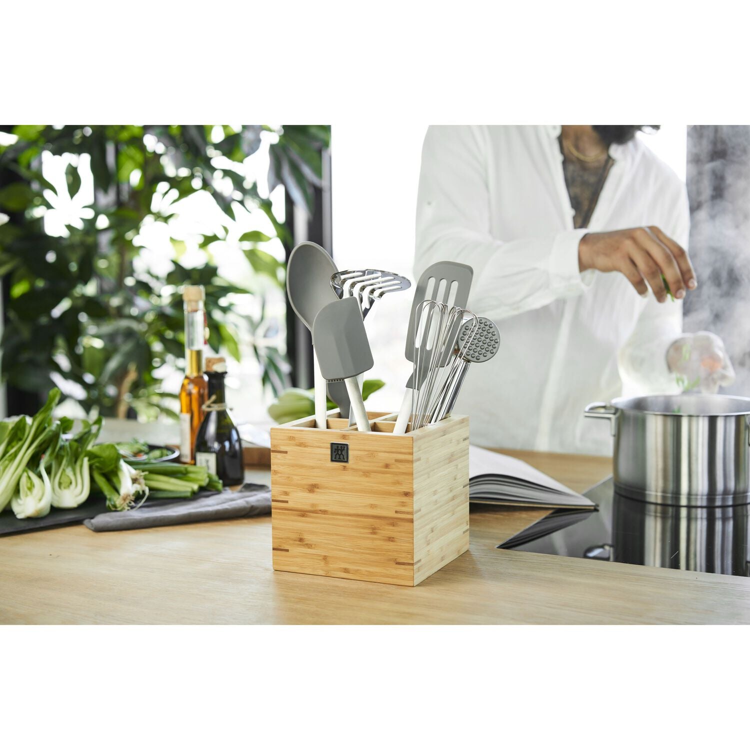 Zwilling PRO virtuves piederumi, tostarp kartupeļu stampa, koka organizatorā.