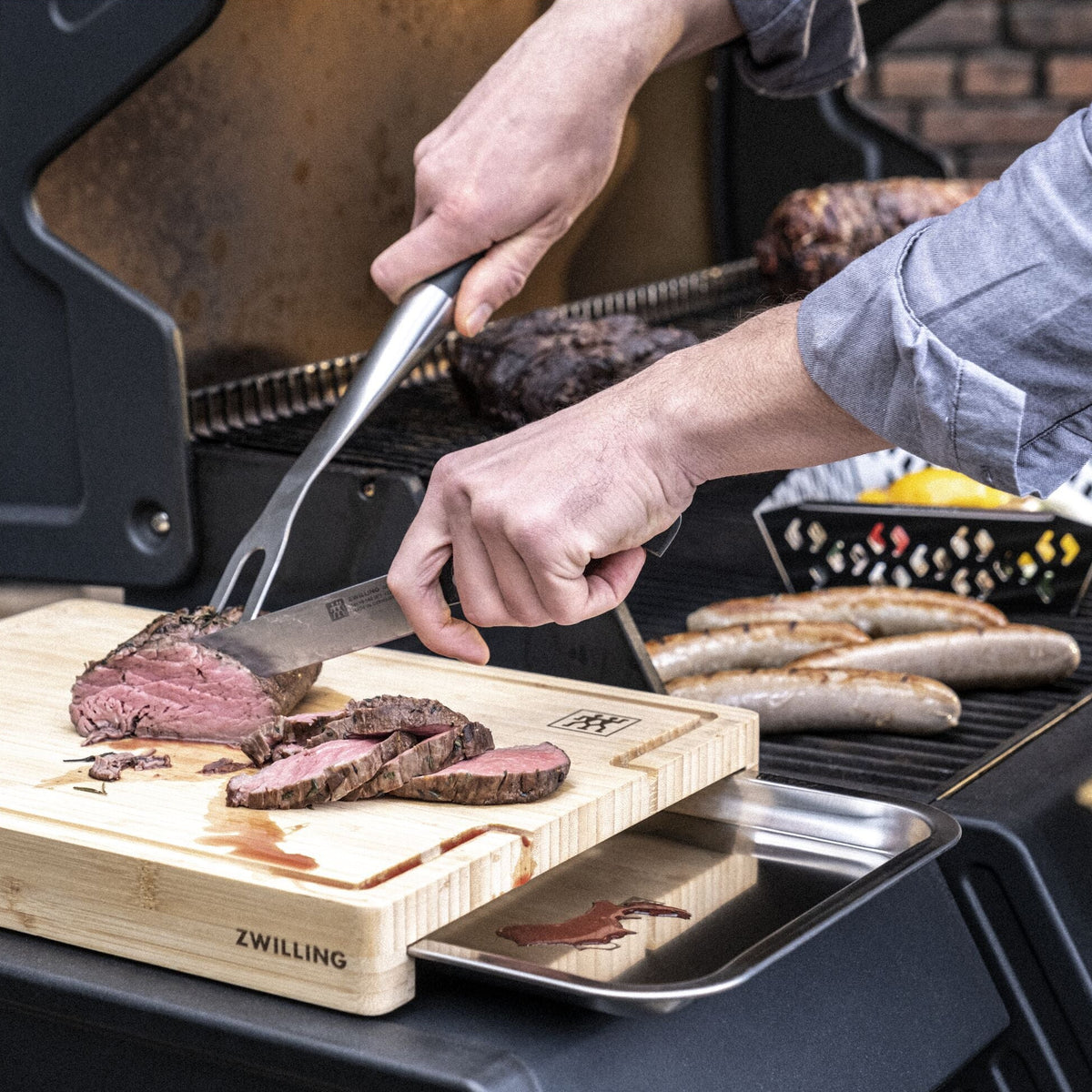 ZWILLING BBQ+ bambusa griešanas dēlis ar savākšanas trauku 39 × 30 cm