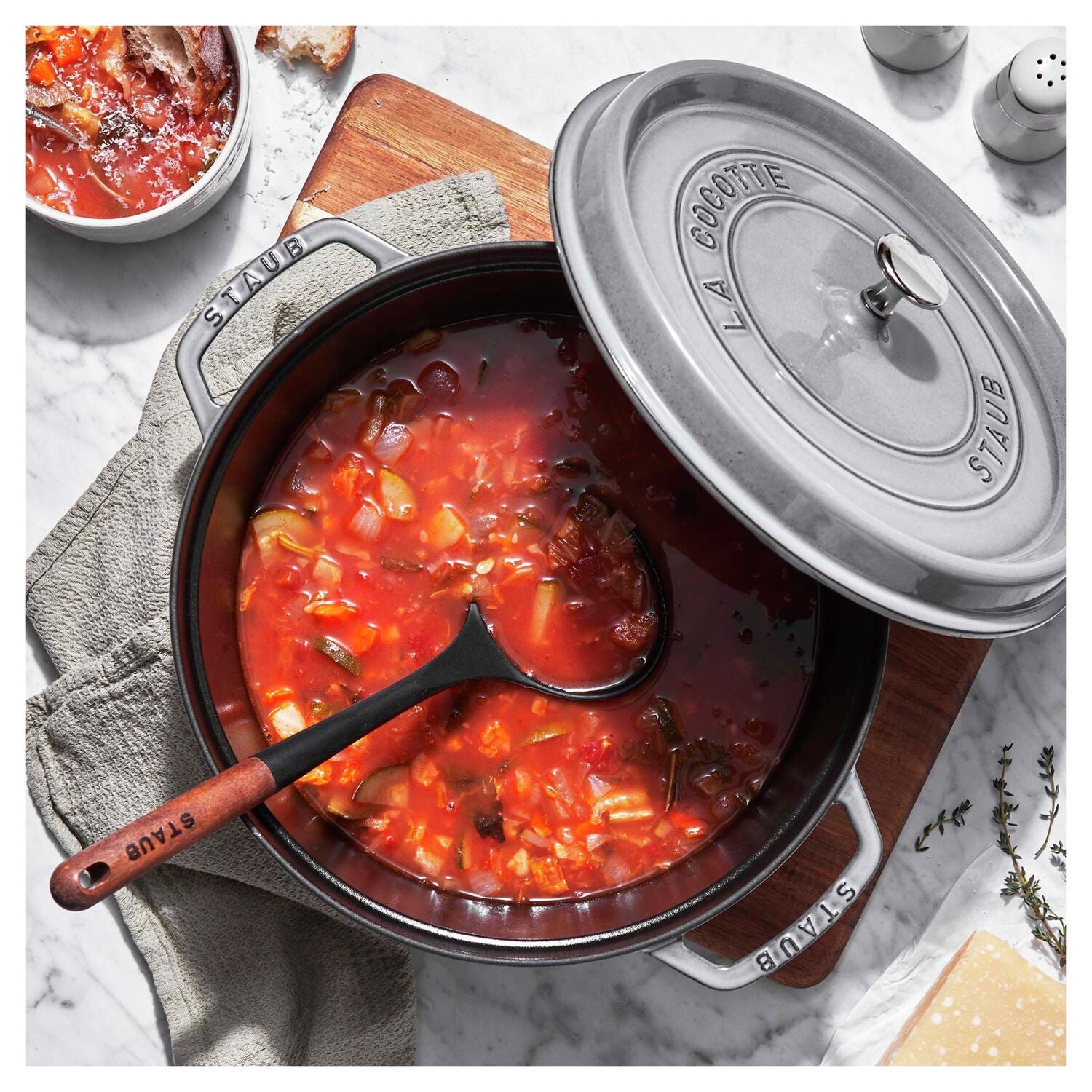 Emaljēts čuguna katls ar vāku Staub 24cm 3,8L Cocotte, grafīta pelēks