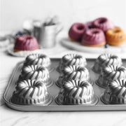 Mini kēksiņu forma Patisse Silver Top 35 x 26cm with nine bundt shapes ready for baking.